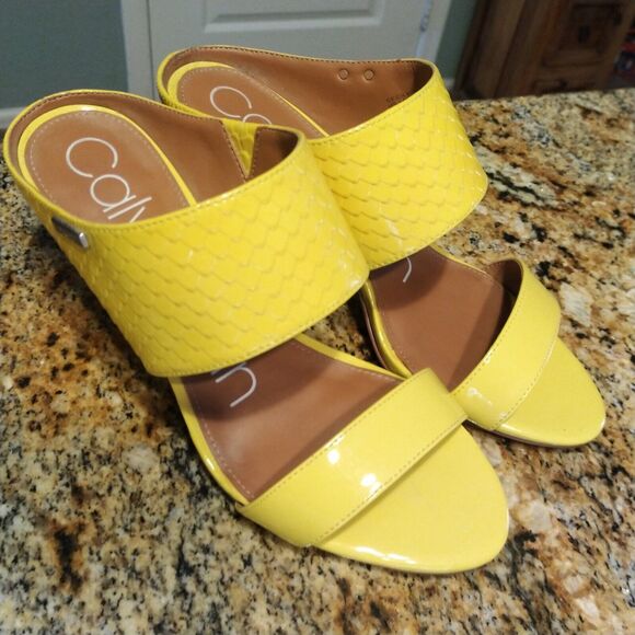 Calvin Klein Women's 7 Cecily Python Embossed Leather Slide Sandals Heels Yellow - Picture 2 of 12